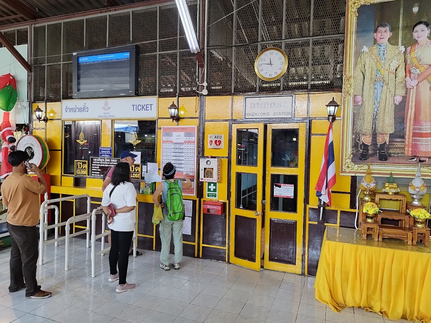 Maeklong Railway Market